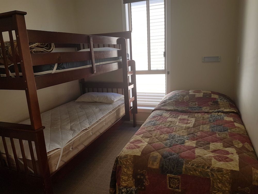 Accessible 3 Bedroom Waterfront Cabin (1 Queen, 1 Double, 2 Single, 1 Bunk) - 6