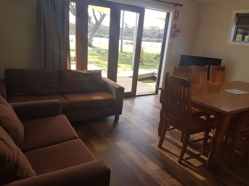 3 Bedroom Waterfront Cabin (1 Queen, 1 Double, 2 Single, 1 Bunk) - 5