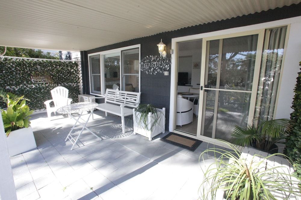 Garden - Cosy 1 Bed Apartment with Garden Patio and Water Views (Suitable for Short Stays)