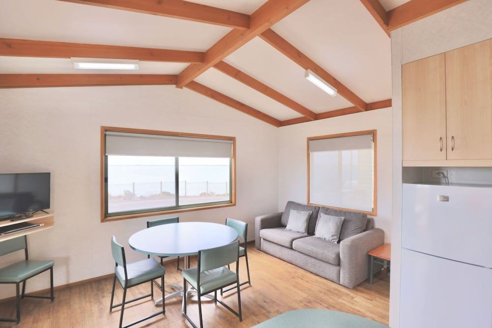 Sea Vu Caravan Park Deluxe Cabin, 2 Bedrooms, Ocean View 6