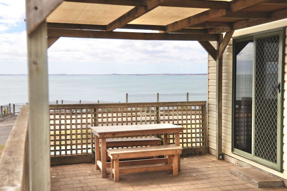 Sea Vu Caravan Park Deluxe Cabin, 2 Bedrooms, Ocean View 3