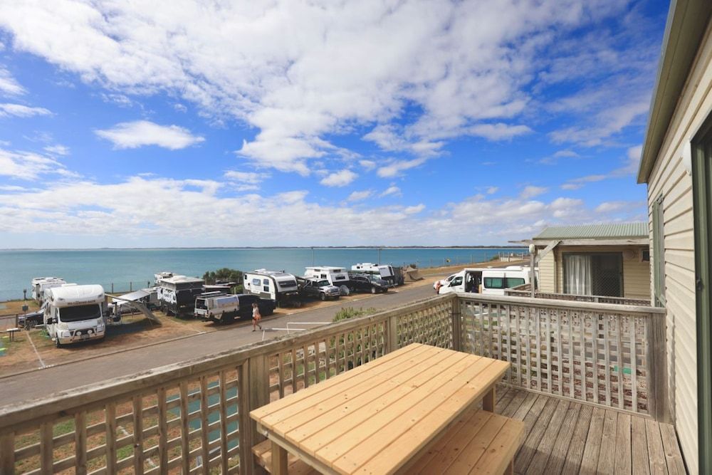 Sea Vu Caravan Park Deluxe Cabin, 2 Bedrooms, Ocean View 2