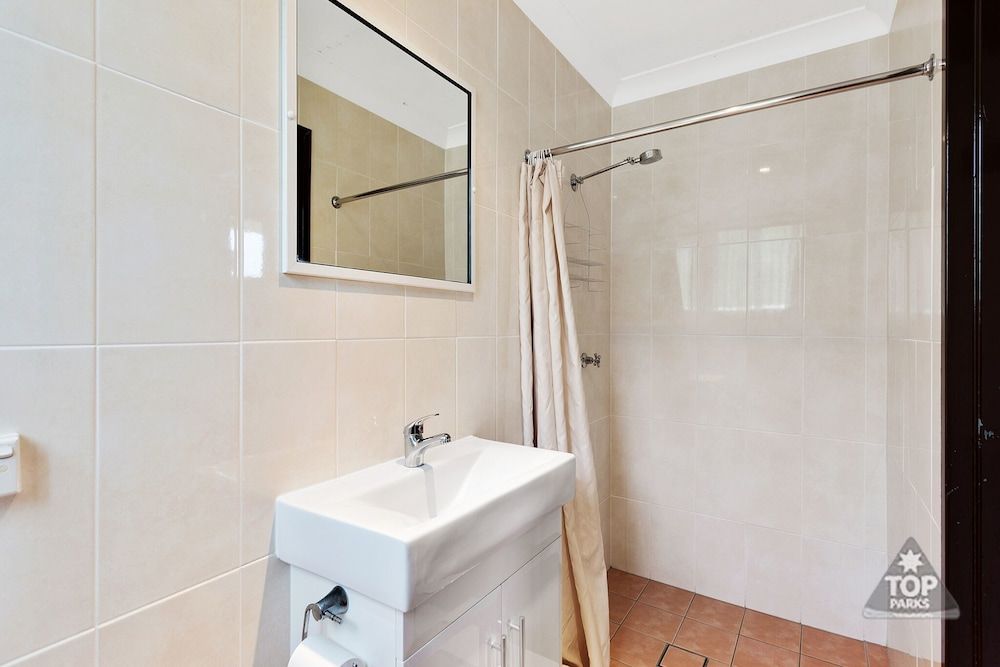 Fossicker Caravan Park Standard Suite, 1 Bedroom, Non Smoking, Kitchenette (s/c villa 1 queen and 3 bunks) 3