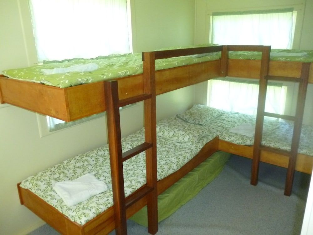 Christmas Creek Cafe & Cabins Westray Cabin (1 Queen and 4 Bunk Beds)