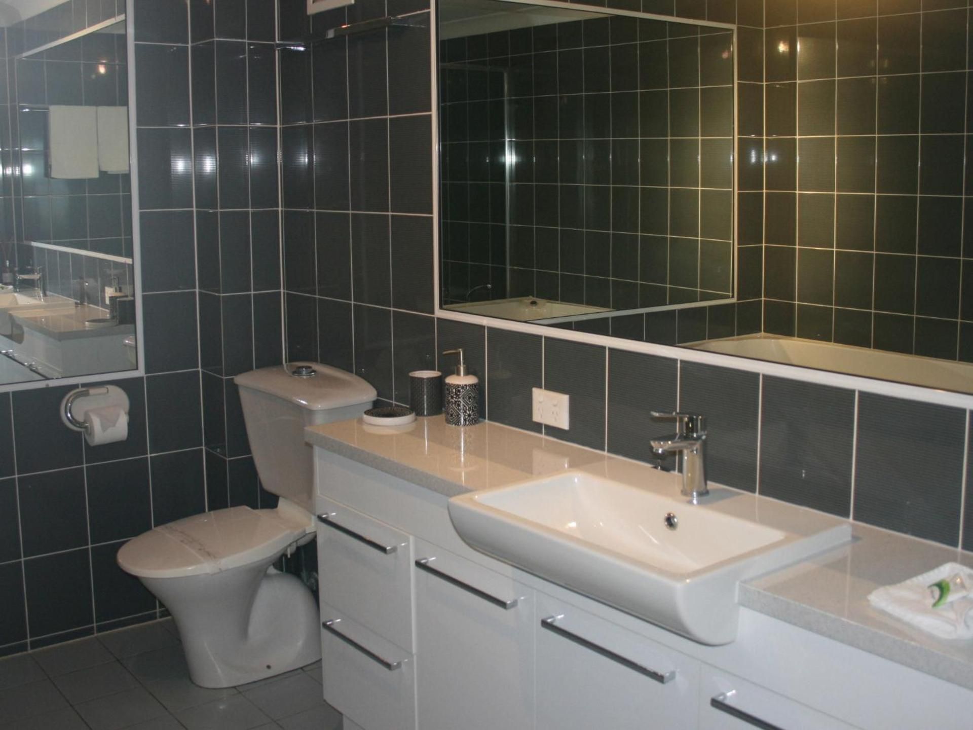 Deluxe Three-Bedroom Apartment