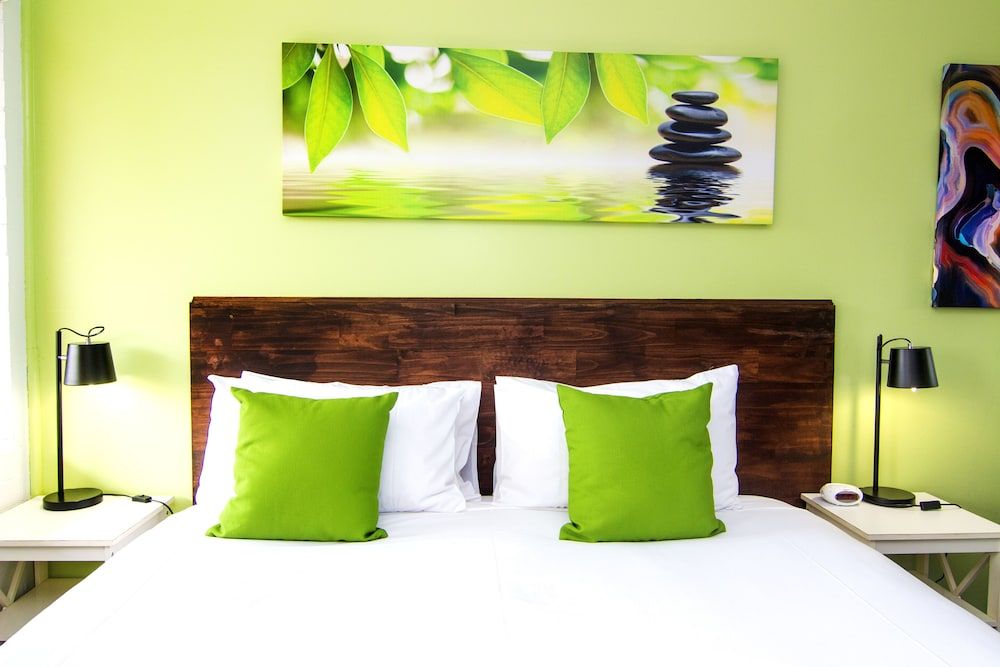 Crescent Motel King Suites 4