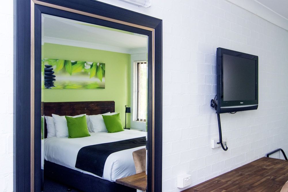 Crescent Motel King Suites 5