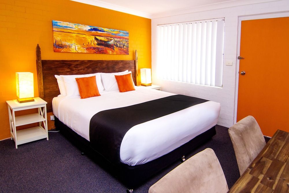 Crescent Motel King Suites 3