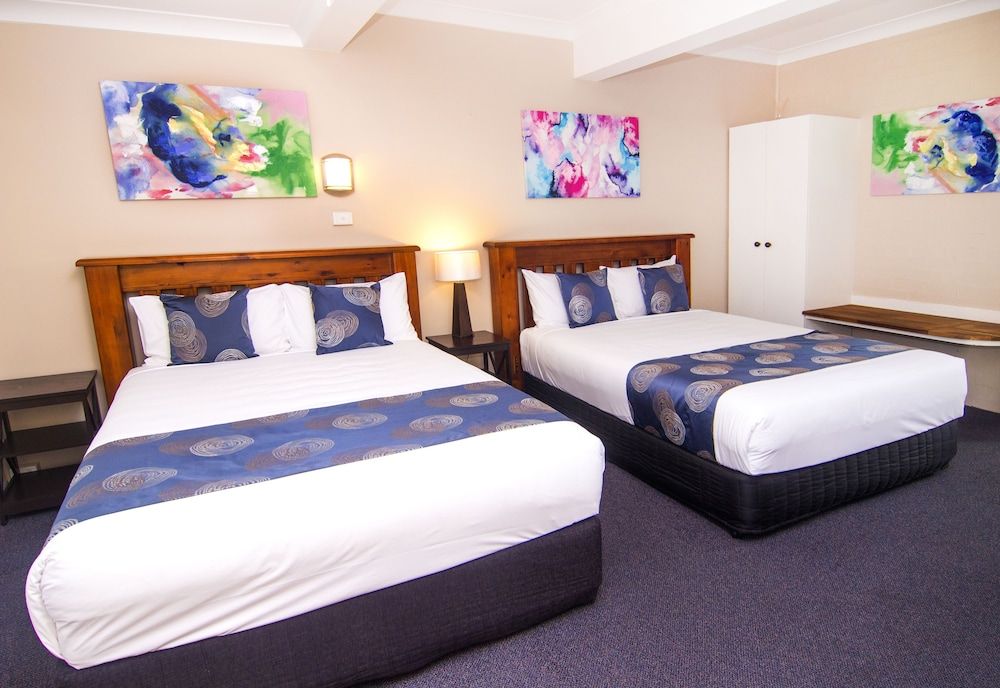 Crescent Motel Family Studio Suite, 2 Queen Beds, Refrigerator & Microwave