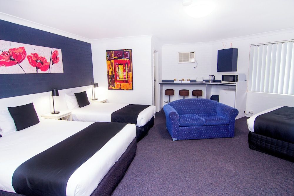 Crescent Motel Deluxe Family Room