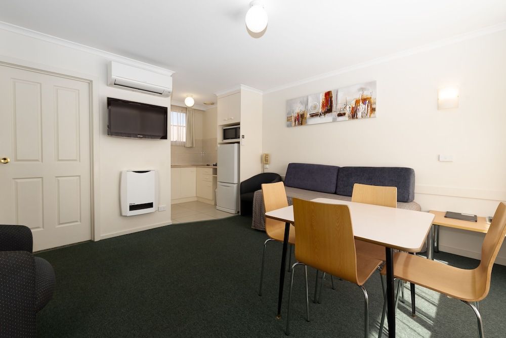 Barclay Motor Inn Family Apartment 6