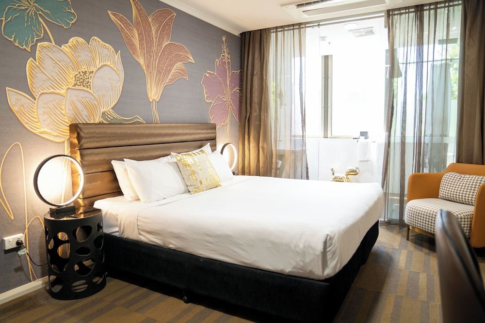 57 Hotel Dancing Queen 3