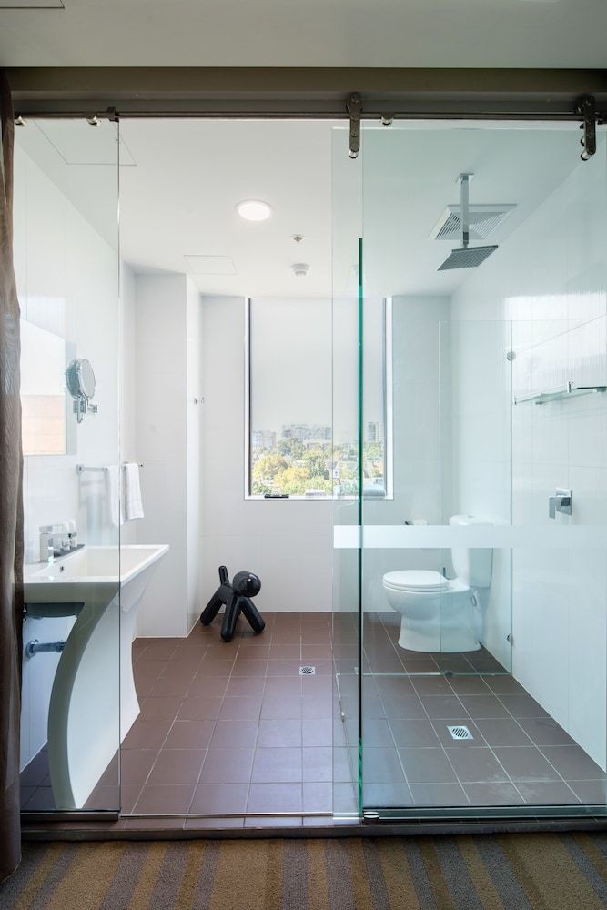 57 Hotel Dancing Queen 5