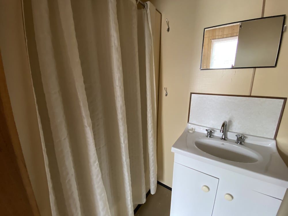 Mountain View Motel Queenstown Basic Room, 1 Queen Bed, Non Smoking, Refrigerator & Microwave 5