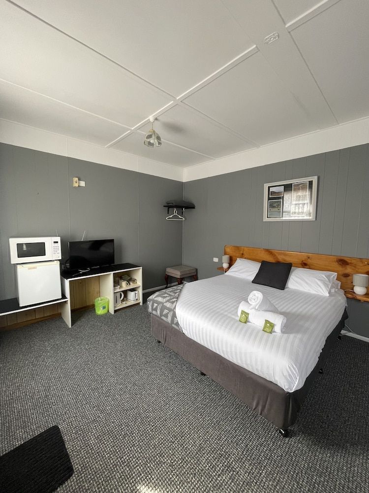 Mountain View Motel Queenstown Basic Room, 1 Queen Bed, Non Smoking, Refrigerator & Microwave 3