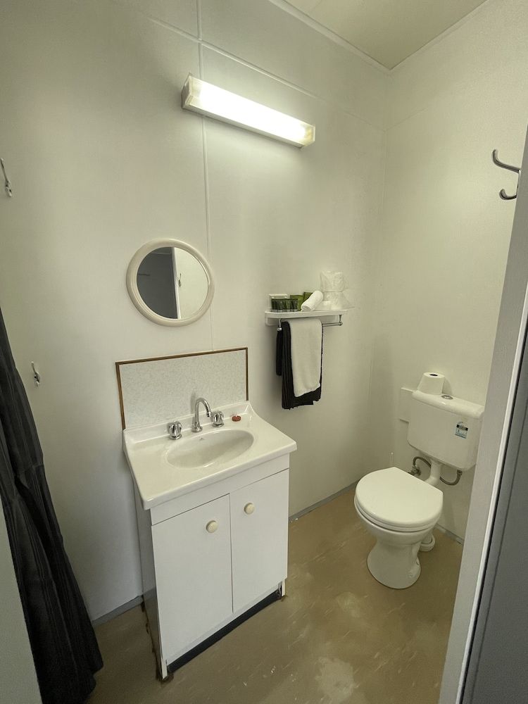 Mountain View Motel Queenstown Economy Triple Room, Multiple Beds, Non Smoking, Refrigerator & Microwave 9