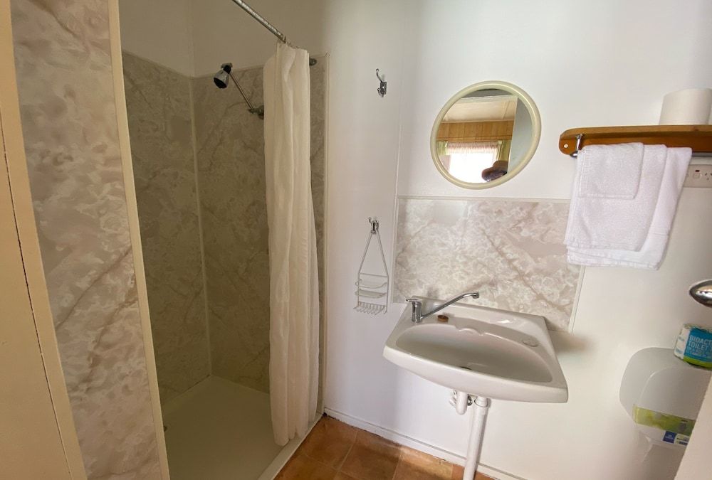 Mountain View Motel Queenstown Family Quadruple Room, Multiple Beds, Non Smoking, Refrigerator & Microwave 5