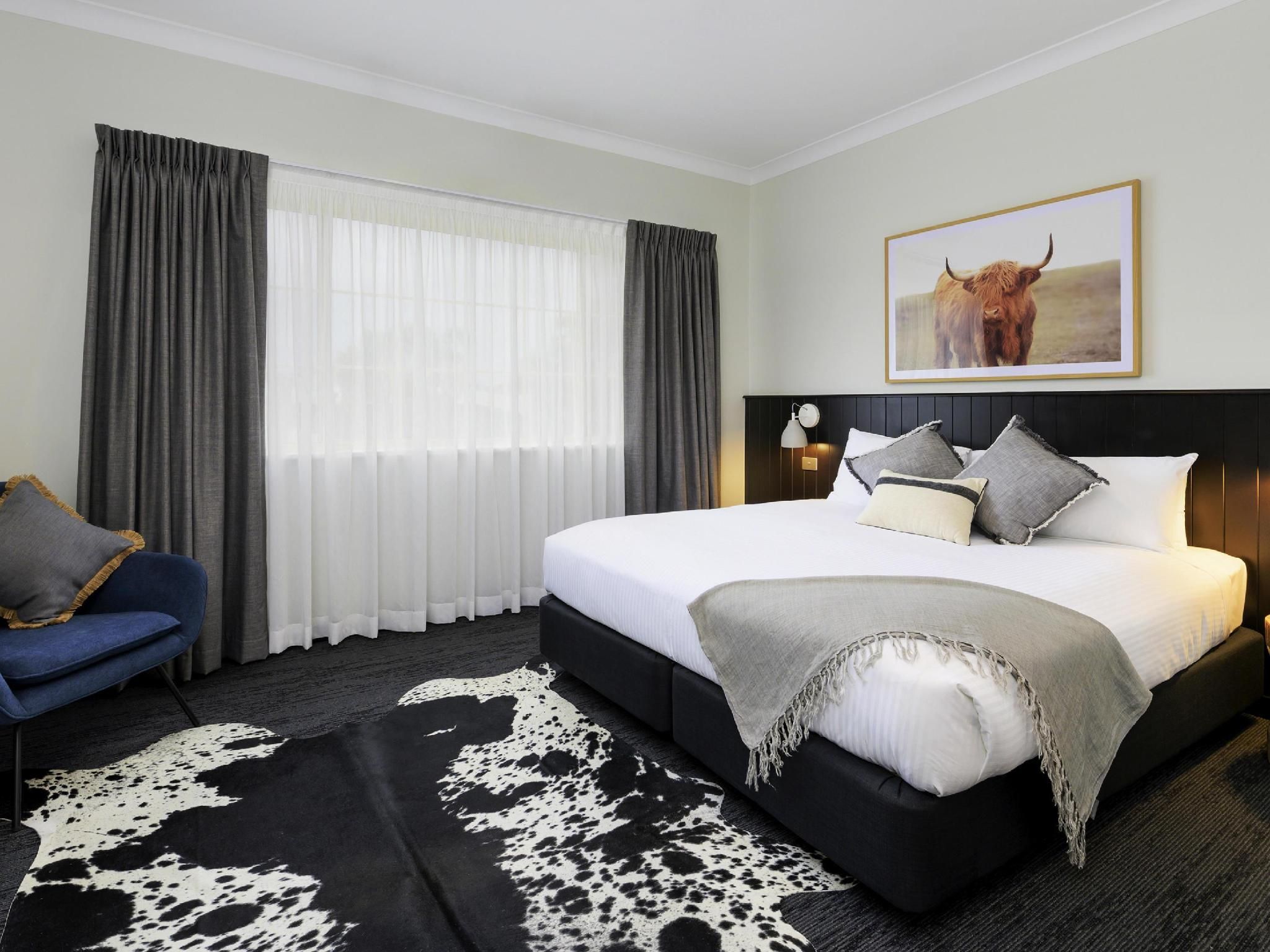 Parklands Resort Mudgee Superior Room with 1 king size bed and 1 queen sofa bed