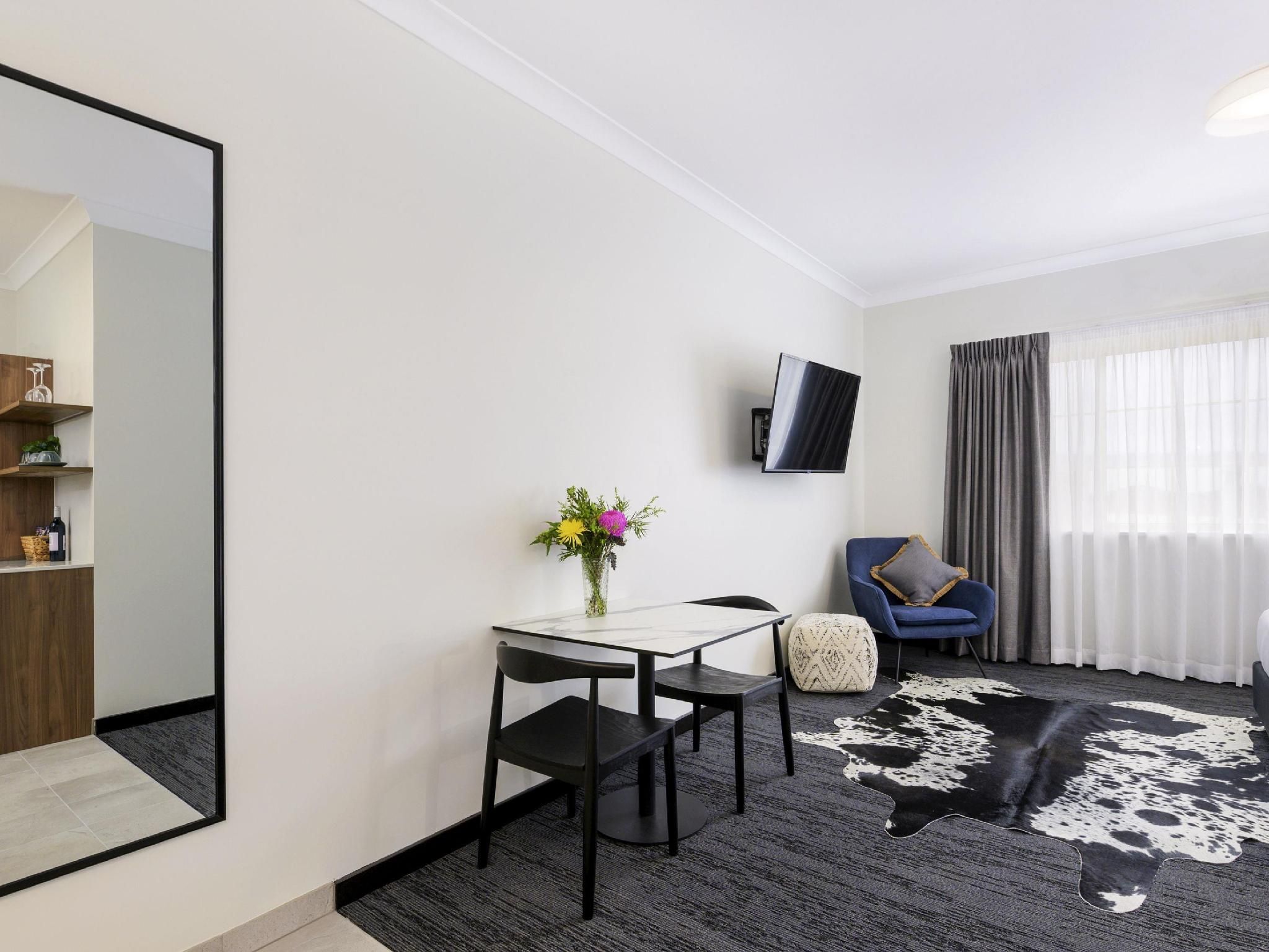 Parklands Resort Mudgee Superior Room with 1 king size bed and 1 queen sofa bed 3