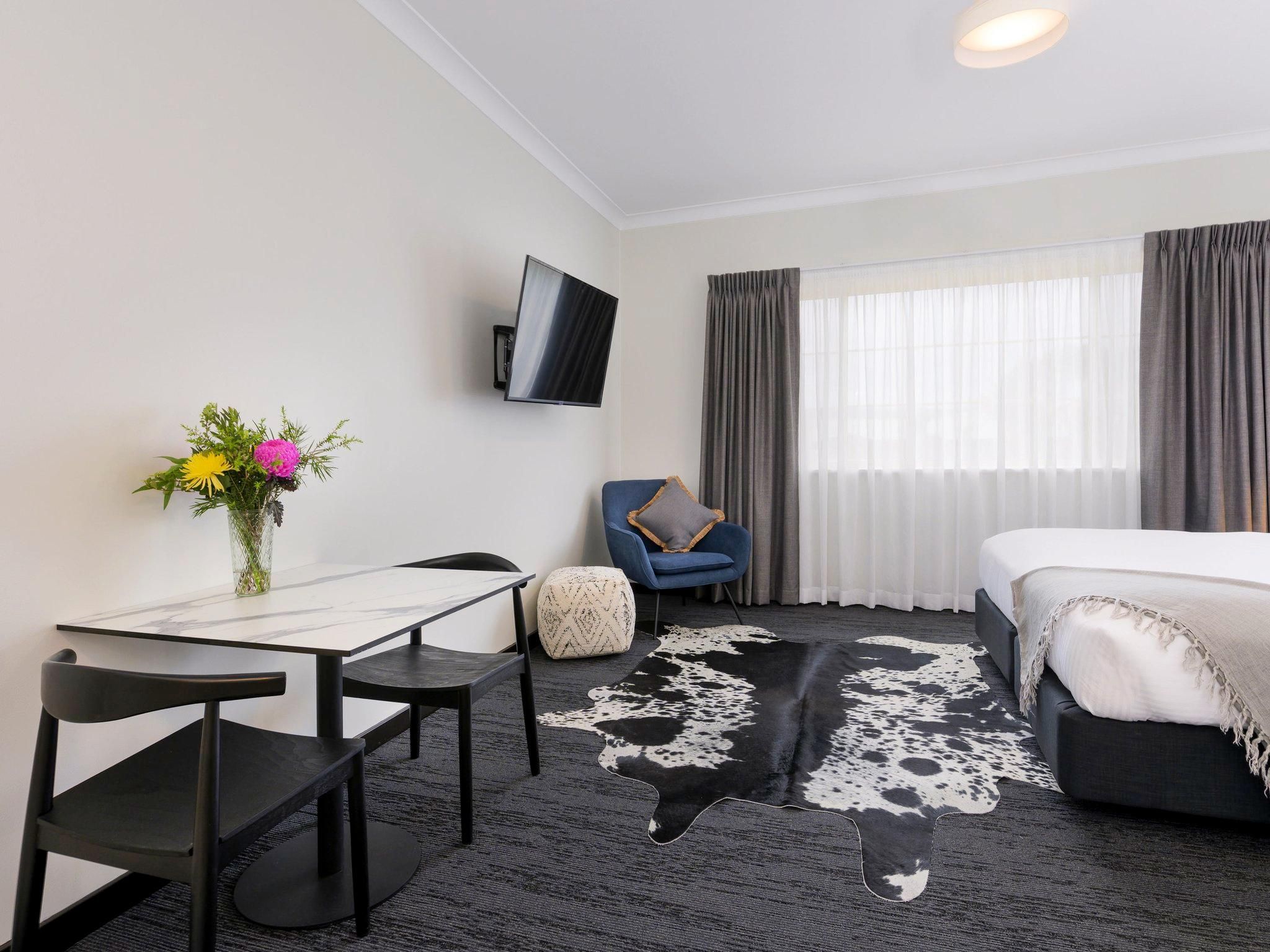 Parklands Resort Mudgee Superior Room with 1 king size bed and 1 queen sofa bed 2