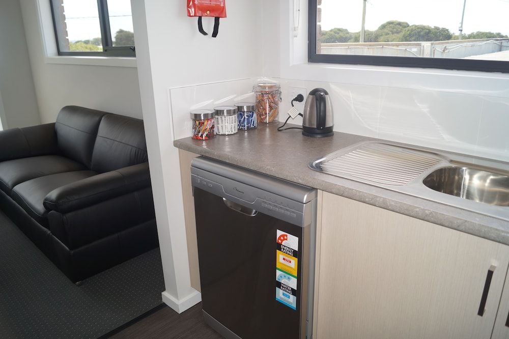 Seabrook Hotel Standard Apartment, 3 Bedrooms, Kitchen 8