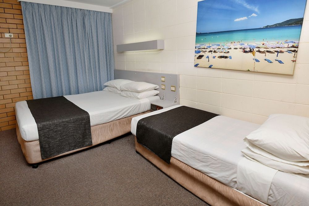Burke and Wills Motor Inn Economy Twin Room 2