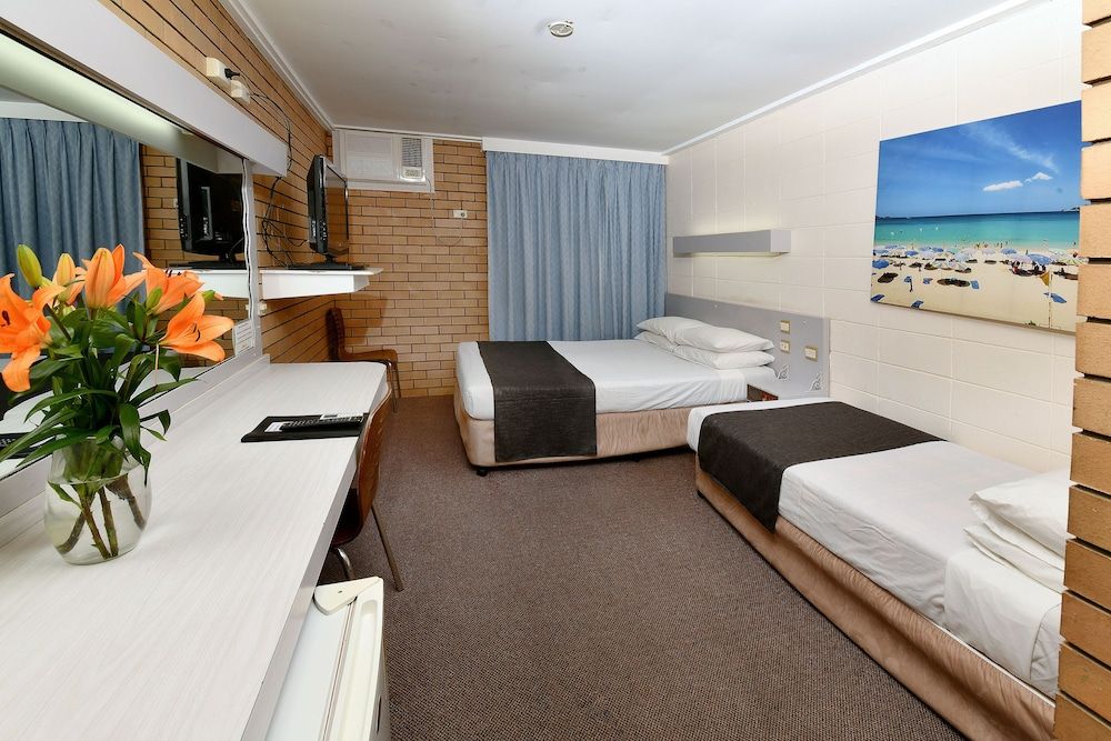 Burke and Wills Motor Inn Economy Twin Room 3