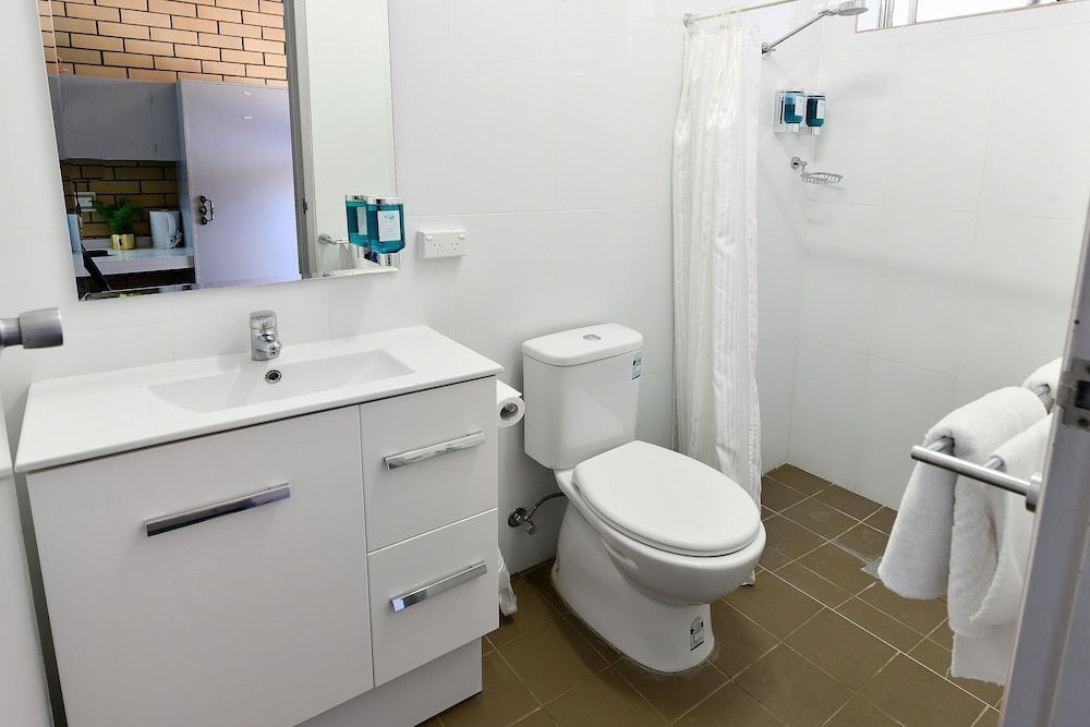 Burke and Wills Motor Inn Economy Twin Room 4