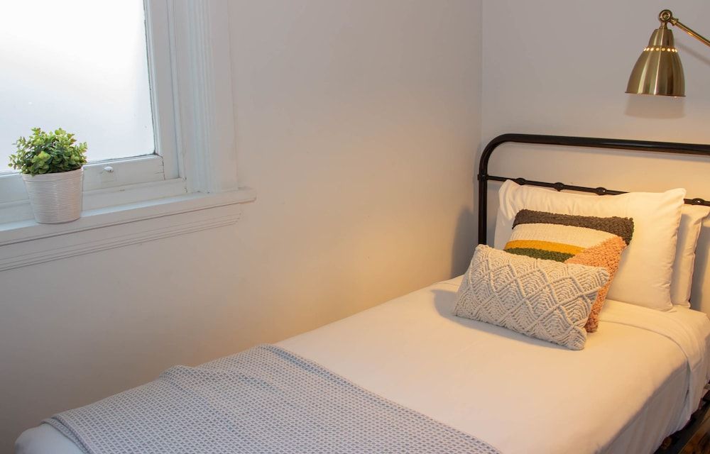 Single Room with Ensuite Bathroom