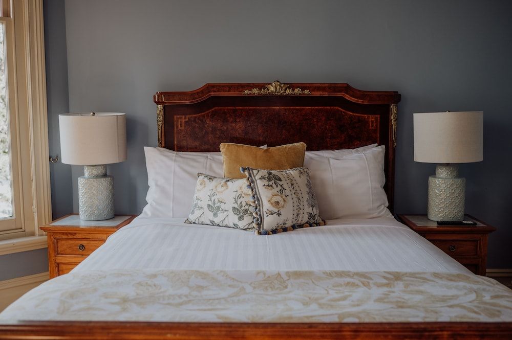 Grande Vue Private Hotel Classic Queen Room with Water View
