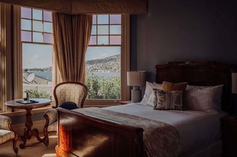 Grande Vue Private Hotel Classic Queen Room with Water View 5
