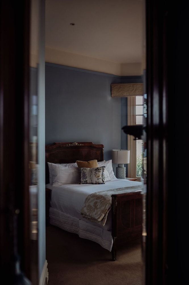 Grande Vue Private Hotel Classic Queen Room with Water View 2