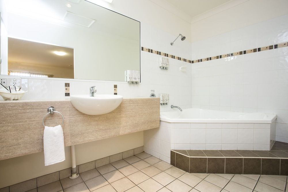 Coral Cay Resort Queen Spa Room 4