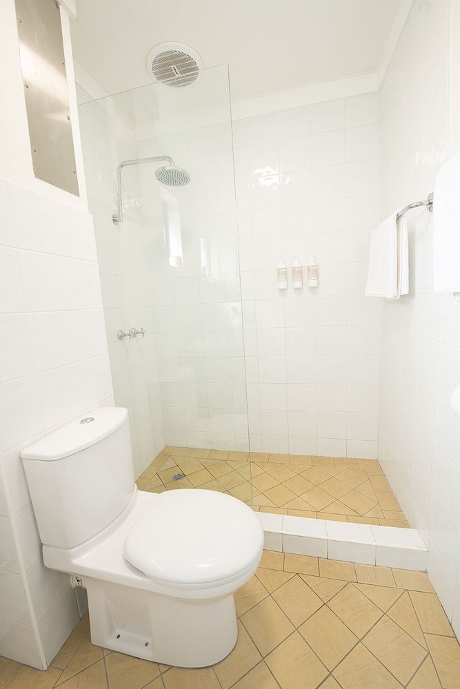 Southend Hotel Classic Quadruple Room 7