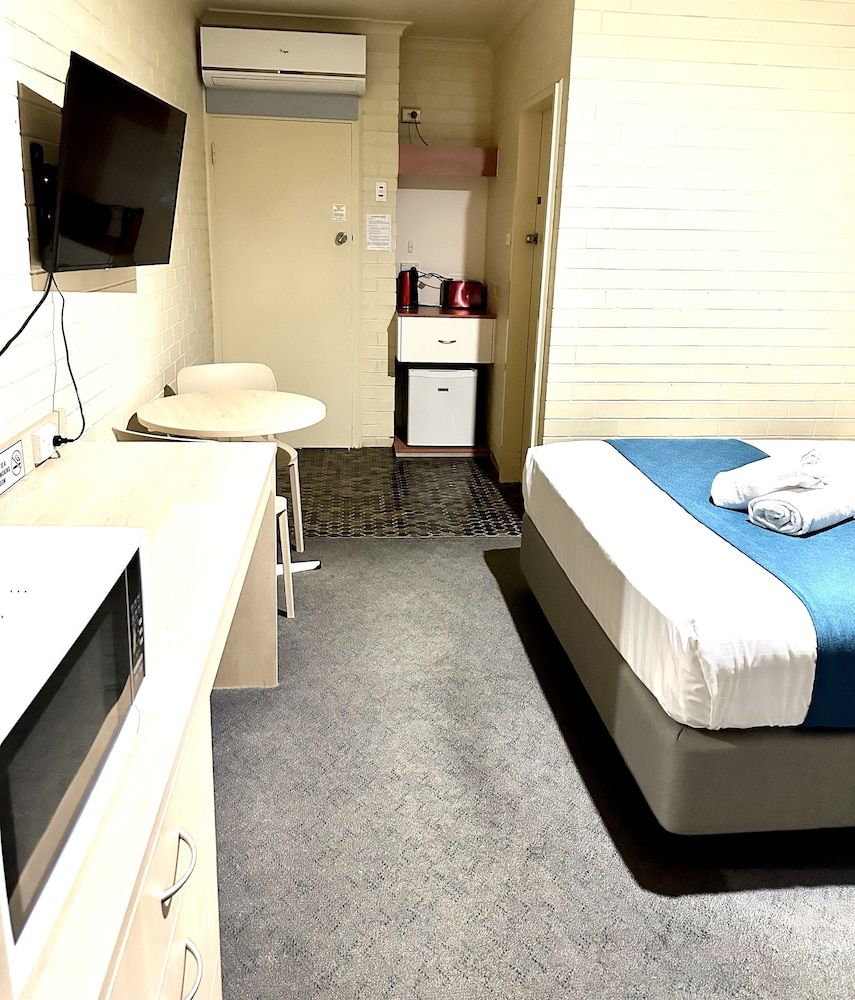 Junee Motor Inn Double or Twin Room, Multiple Beds, Poolside 3