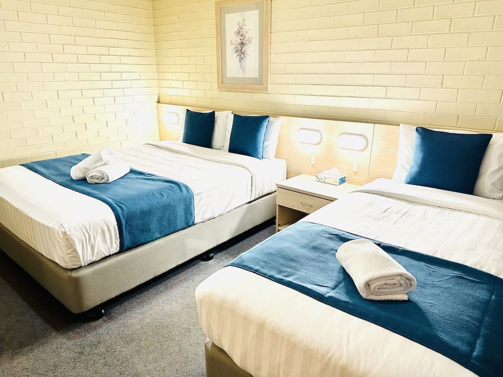 Junee Motor Inn Double or Twin Room, Multiple Beds, Poolside 2