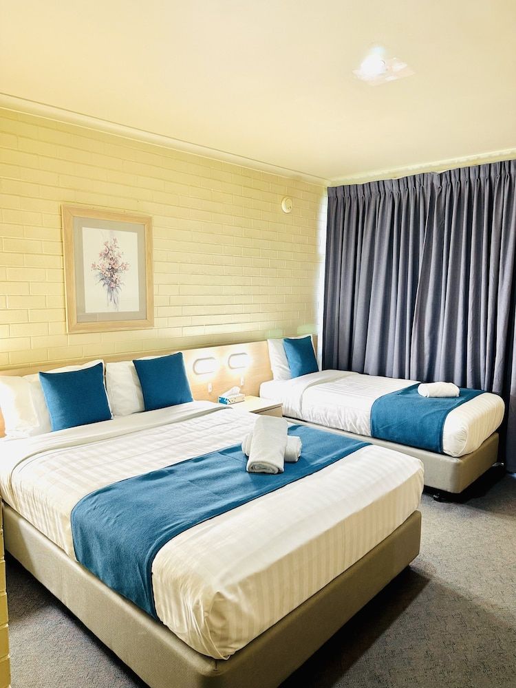 Junee Motor Inn Double or Twin Room, Multiple Beds, Poolside