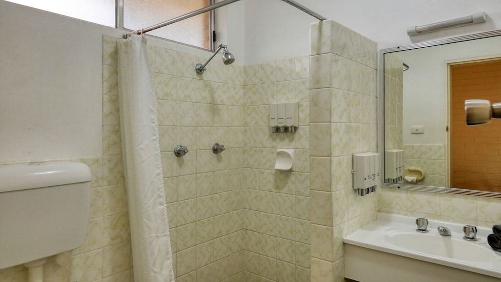 Junee Motor Inn Double or Twin Room, Multiple Beds, Poolside 4