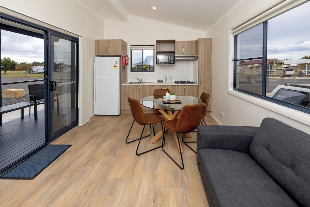 BIG4 Casino Holiday Park Superior 2 Bedroom Cabin - Queen Bed 5