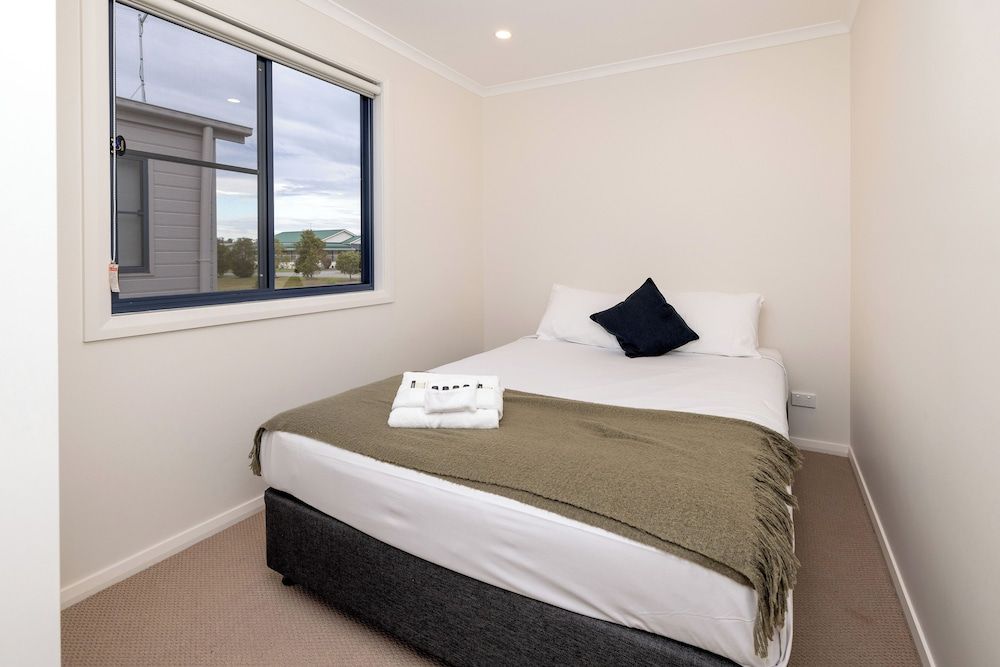 BIG4 Casino Holiday Park Superior 2 Bedroom Cabin - Queen Bed 2