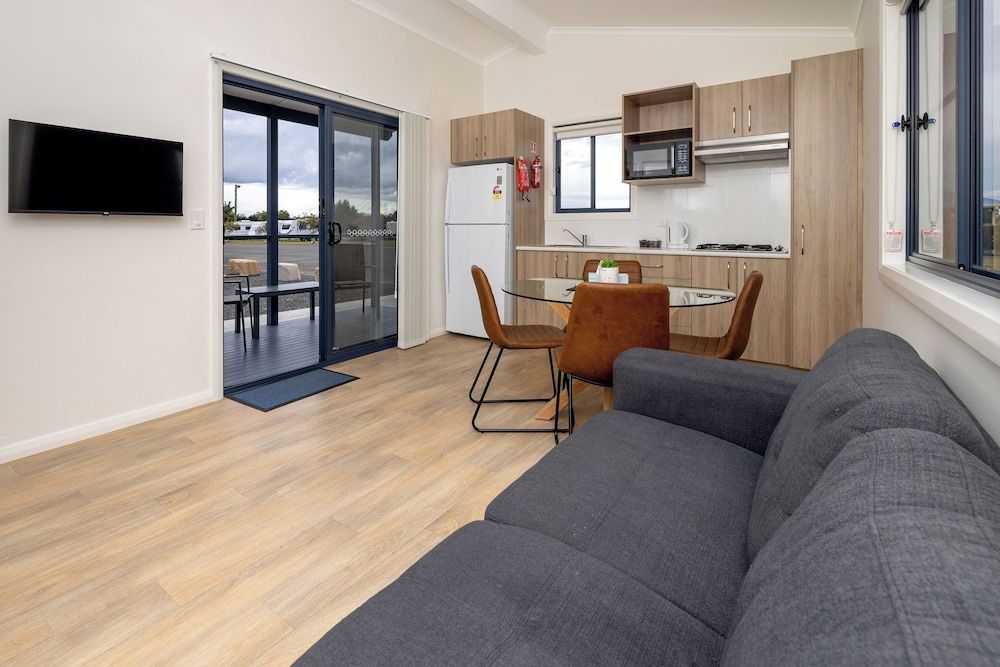 BIG4 Casino Holiday Park Superior 2 Bedroom Cabin - Queen Bed 8