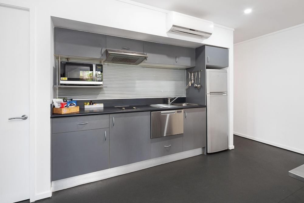 Corrigans Cove One Bedroom Apartment with Bay View 3