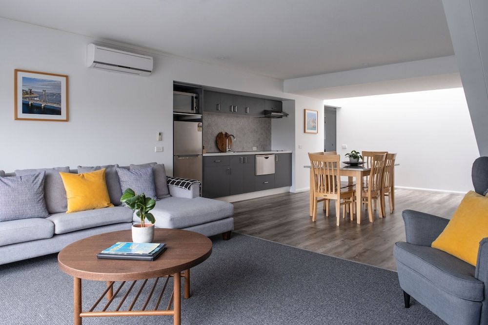 Corrigans Cove Two Bedroom Deluxe Bay View 5