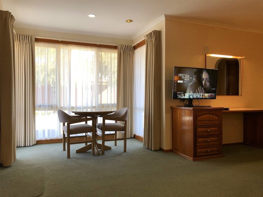 Victoriana Motor Inn Deluxe Spa Queen Suite - 1 Queen bed 7