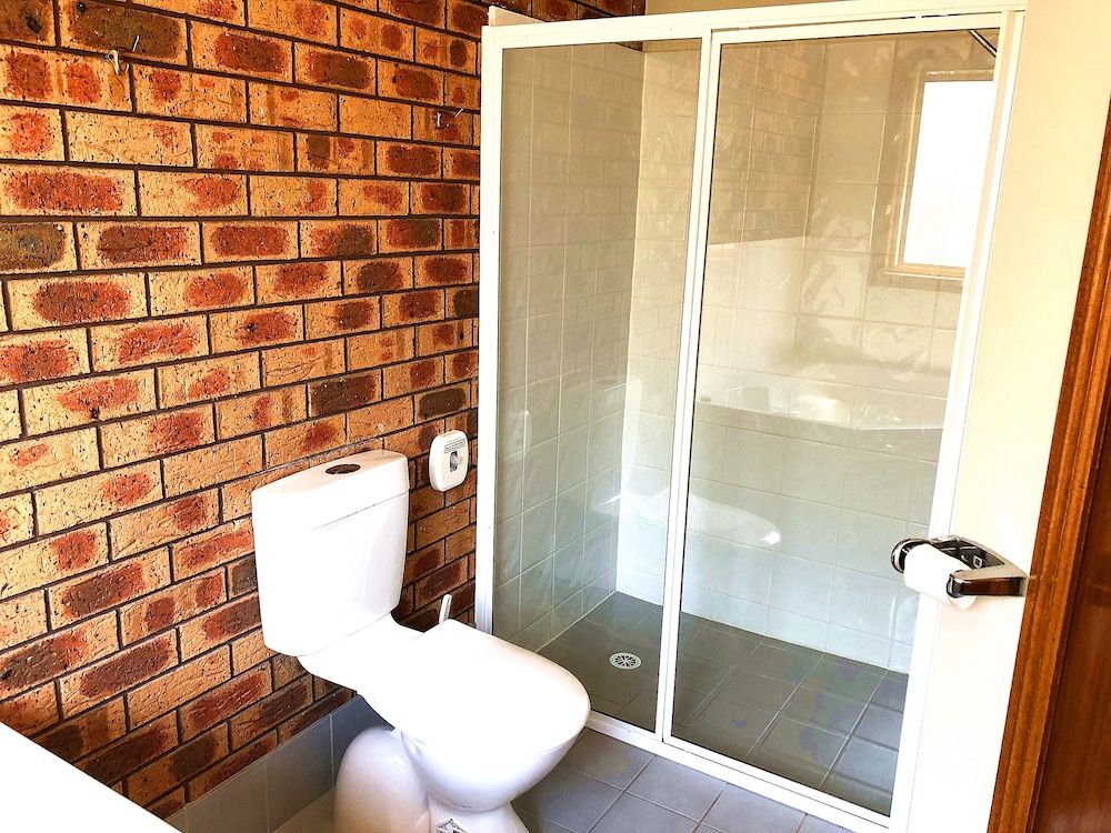 Victoriana Motor Inn Deluxe Spa Queen Suite - 1 Queen bed 4