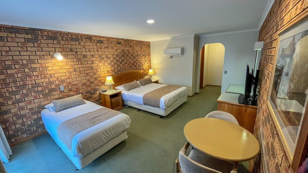 Victoriana Motor Inn Standard Room - 1 Queen Bed and 1 Twin Bed or 1 Queen Bed 2