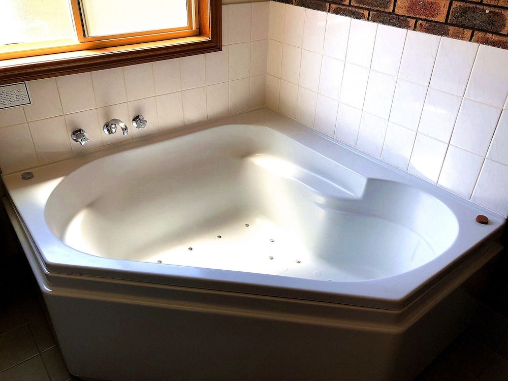 Victoriana Motor Inn Deluxe Spa Queen Suite - 1 Queen bed 6