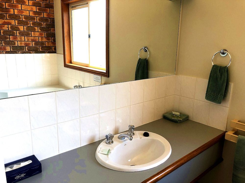 Victoriana Motor Inn Deluxe Spa Queen Suite - 1 Queen bed 3