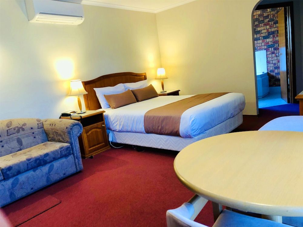 Victoriana Motor Inn Deluxe Spa Queen Suite - 1 Queen bed