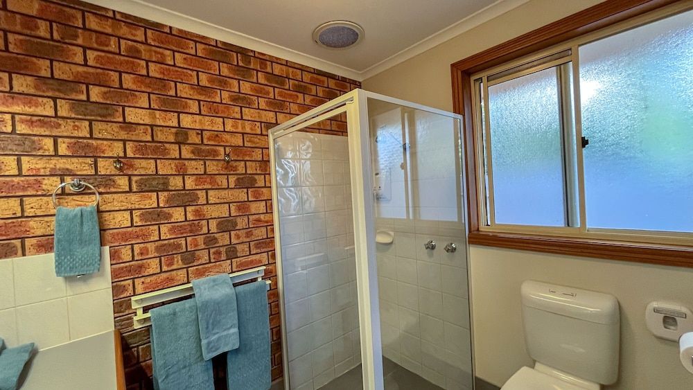 Victoriana Motor Inn Standard Room - 1 Queen Bed and 1 Twin Bed or 1 Queen Bed 5